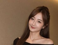 紧身米白深V化身网球女神，邪恶曲线球场失焦