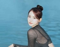 户外阳光下甜美绽放！白皙肌肤无瑕动人 完美演绎绝美风采