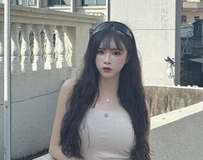 纯白蓬裙难掩仙气美胸，甜美音浪席卷心房
