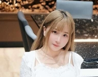 「甜美攻势」太强！沙发上轻薄衣料藏不住曼妙身段