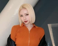 短发俏妹的傲人上围直接顶到天花板