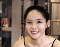 甜美笑容电力十足，一字领泄香肩引人无限遐想