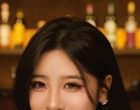 小背心难掩傲人曲线，俏丽丸子头展现青春活力