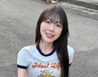 沙发抱狗，逆天长腿太诱人网羡：想当那只狗