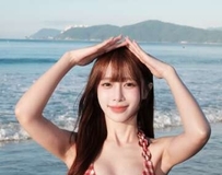 街头回眸甜笑，一字领紧身私服大秀极致蚂蚁腰